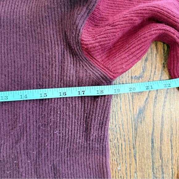 Vince Red Two-Toned V-Neck Sweaters Wool Cashmere Blend  XS 1592 - Picture 4 of 9